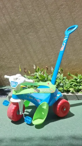 Triciclo infantil passeio e pedal
