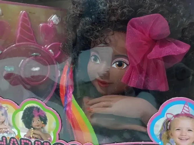 Boneca Fashion Rainbow Charmosa com Acessórios