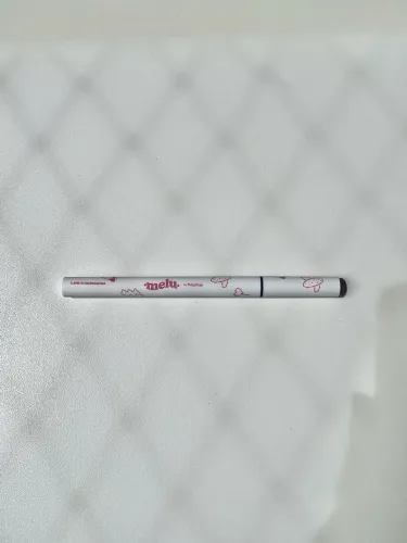 Caneta Delineadora Preta Melu Ruby Rose