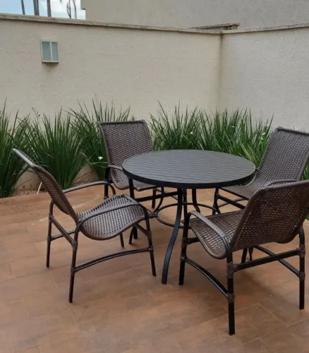 MESA DE ALUMÍNIO E CADEIRA DE FIBRA