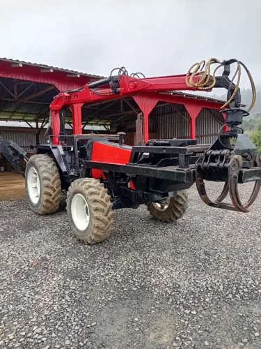 Trator Valtra com Grua Florestal da TMO