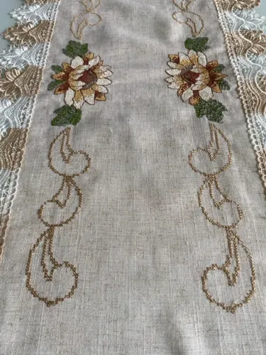 Lindo caminho de mesa bordado no Linho!