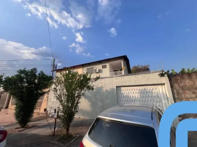 Sobrado de 3 quartos + escritório no Jardim América, barracão nos fundos.