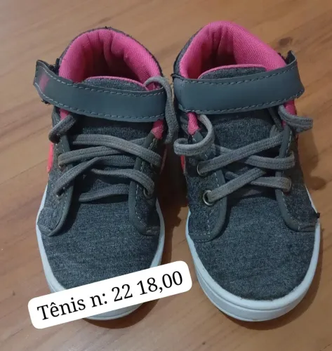 Tênis infantil cinza com detalhes rosa