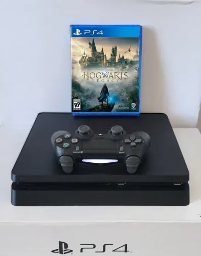 PS4 Slim 1TB c/ Garantia + Brinde (01 Jogo Fisico). Temos Loja Física. Garanta já o seu!
