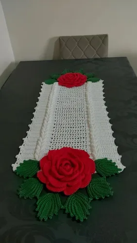 Centro de mesa de crochê com rosas