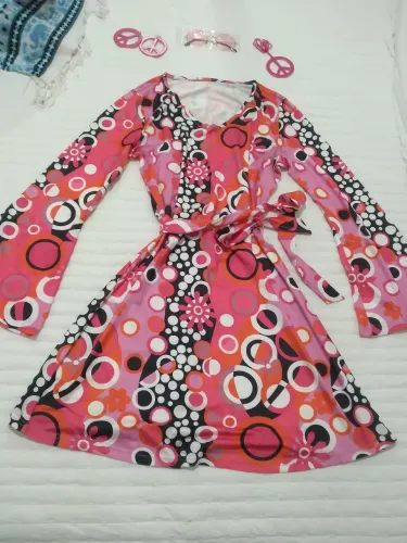 Vestido estilo anos 70 com estampa psicodélica