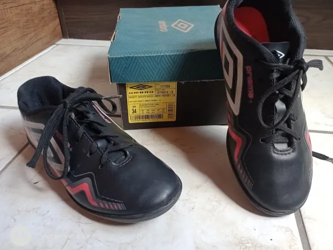 Vendo chuteira n° 34  umbro  