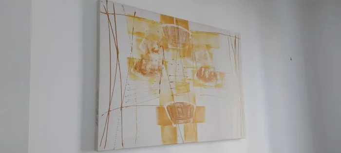 Quadro abstrato em tons de amarelo e dourado