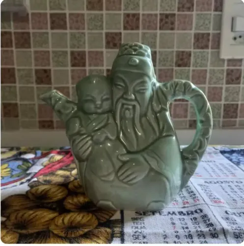 Bule de cerâmica verde com design oriental