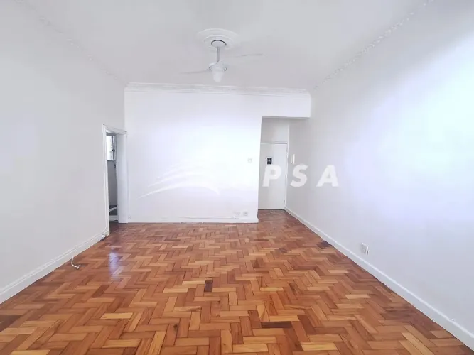 APARTAMENTO NO CATETE. A SALA AMPLA CONVIDA PARA MOMENTOS DE DESCANSO OU BOAS CONVERSAS, C