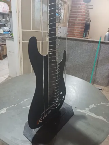 Guitarra grande de metal decoração