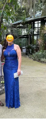 Vestido de festa azul rendado