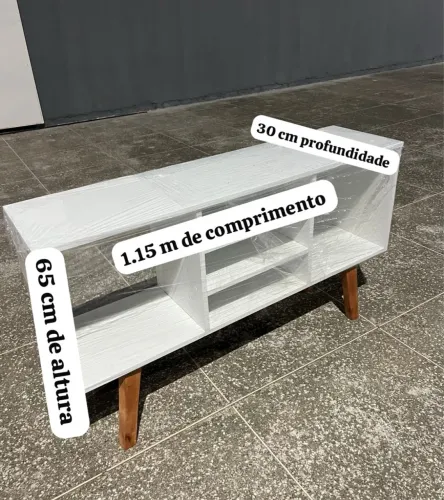 Rack branco com nichos e pés de madeira
