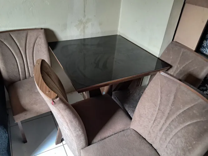 Vende-se mesa