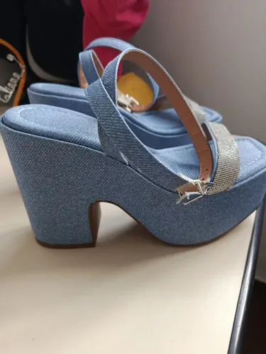 Sandália Plataforma Jeans com Detalhes em Prata