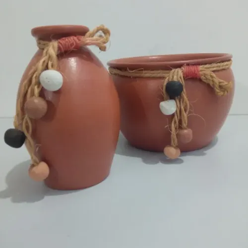 2 vasos em cerâmica decorativo c/ detalhe em cordas c/ pingente