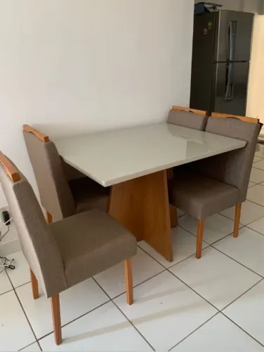 Mesa de jantar com 4 cadeiras