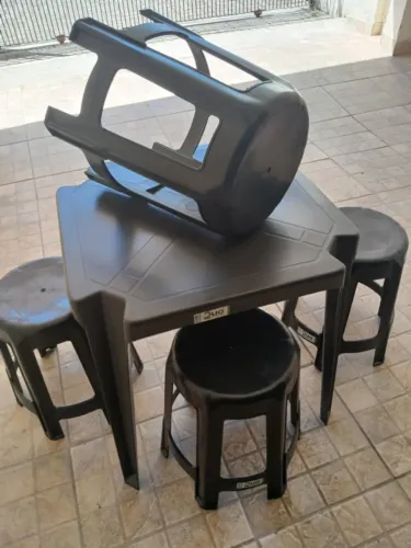 CONJUNTO 1 MESA E 4 BANQUETAS NOVAS
