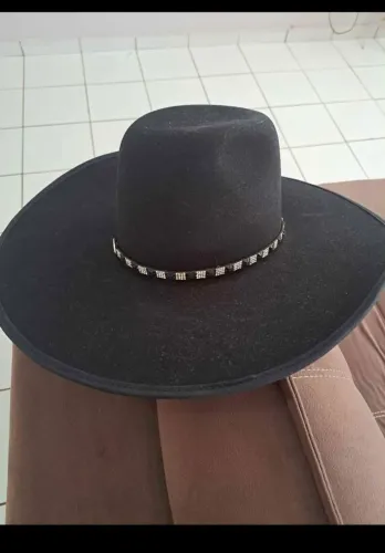 Lindo Chapéu Dallas feminino com pedrarias em estado de novo.