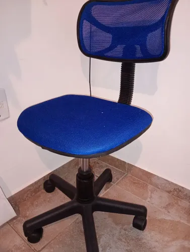 Cadeira de escritório com rodinhas 