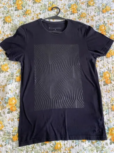 Camiseta Preta c/ Detalhes