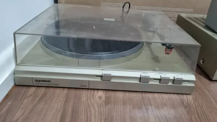 TOCA DISCOS GRADIENTE DS20 EM BOM ESTADO FALTA AGULHA E DOBRADIÇAS, LEIA ANÚNCIO