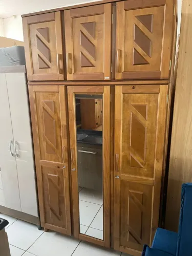 Guarda roupa 3 portas de madeira de pinos com maleiro 