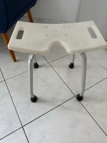 Banco ortopédico de alumínio para banho sem encosto abertura frontal