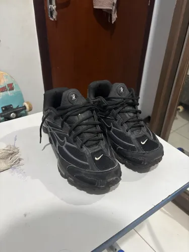 Nike Shox Ride 2 x Supreme na cor preta.