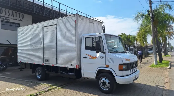 MB 710 04 Plus baú ótima