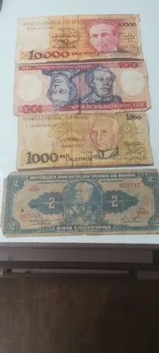 Quatro cédulas antigas de cruzeiros e cruzado