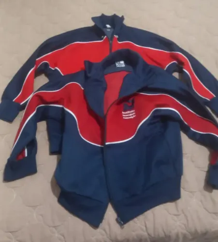 Blusa de frio escolar tamanho 06 kit 2 peças usadas.