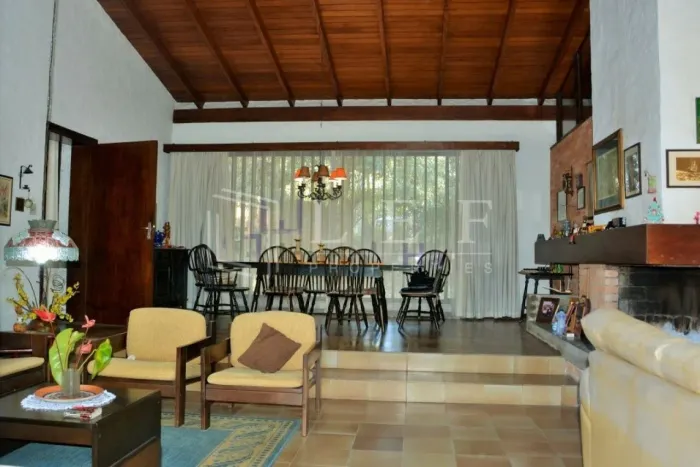 Casa Térrea com Vasta Área Verde em Guarapiranga