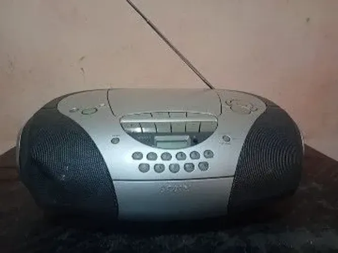 Rádio boombox Sony CFD-S300, (CD player, tape e rádio AM /FM) RARIDADE funcionando