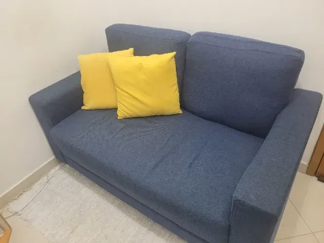 Sofá- azul escuro dois lugares. Três anos de uso , ótimo estado. Ideal para salas pequenas