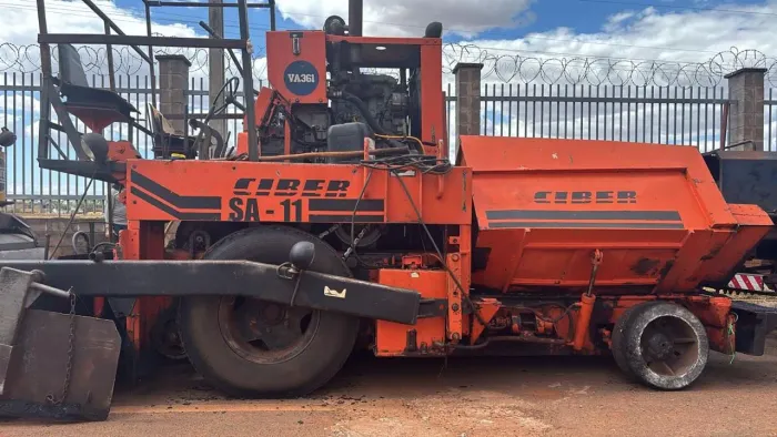 Vibro acabadora de asfalto Ciber SA-11 ano 2001.(Trabalhando)<br>alor R$ 170.000,00