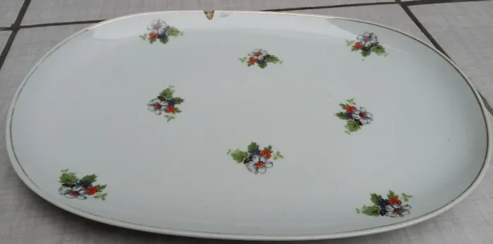 Travessa de Louça Branca com Flores Mesa Tamanho 37Cm X 25Cm Bom Estado. R$ 39
