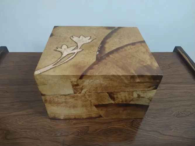 Caixa artesanal decorativa, porta-joias ou organizadora em MDF (usada)
