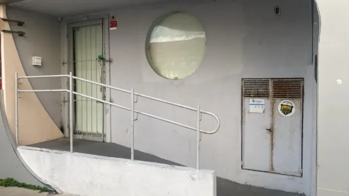 Alugo imóvel comercial com 100 metros quadrados na Rua Capitão Rebelinho no Pina. A Rua é 