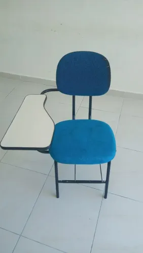 Cadeira azul escolar com avaria no tecido 