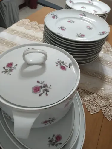 Jogo de jantar vintage com decoração floral