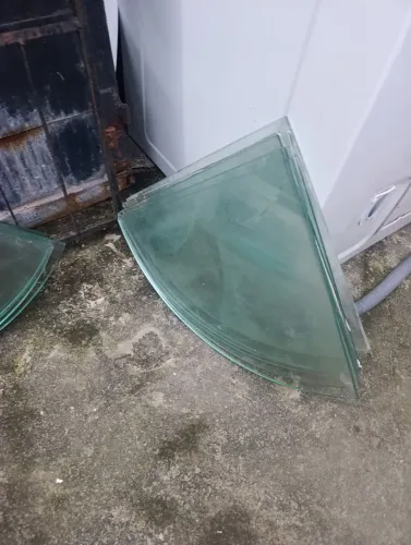 Vendo cantoneiras de vidro 20 reais cada