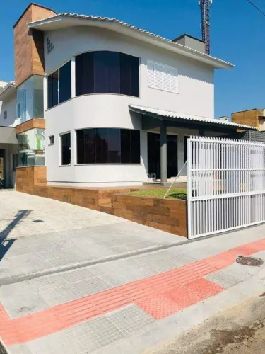 Casa Residencial à venda em São Ludgero/SC (Bairro Centro) | 5 dorms, 2 suítes, 300m²
