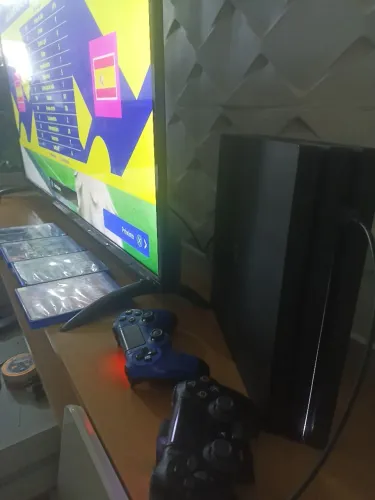 Ps4 pro 2 controles 4 jogos