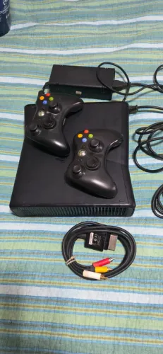 Xbox 360 com controles, cabos e fonte
