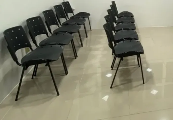 VENDO KIT COM 12 CADEIRAS PRETAS EMPILHÁVEIS