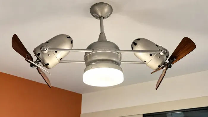 Ventilador de teto duplo estilo vintage/retrô, com dois motores e pás de madeira.