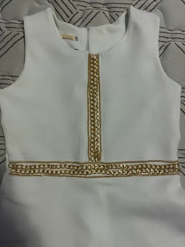 Vestido branco com correntes