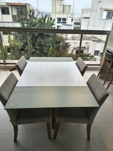 Vendo mesa de jantar com 4 cadeiras